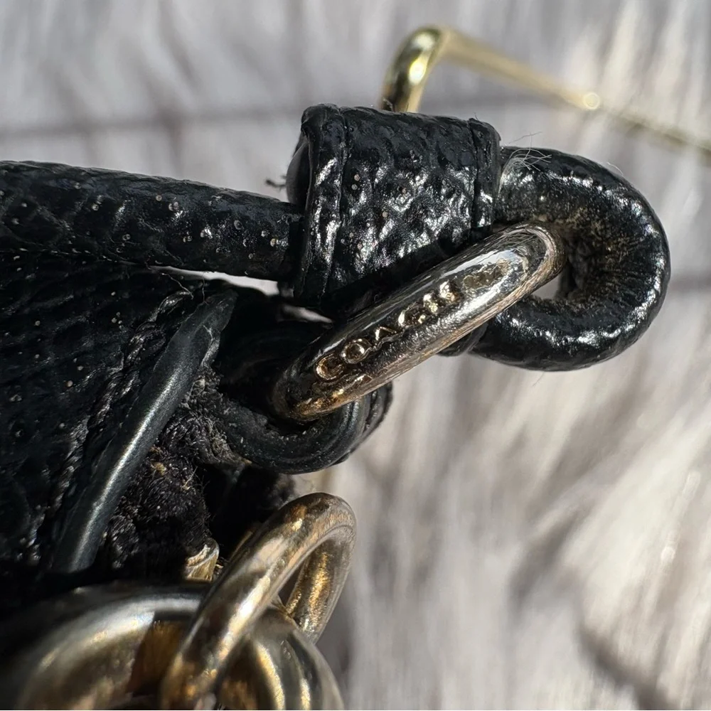 RESERVED‼️COACH - EUC Textured Black L- Zip Wristlet